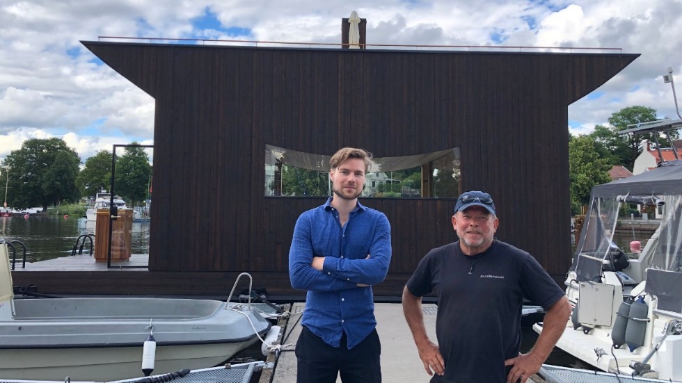 "Un design fluido che abbiamo reso funzionale." Così Christer Ulfvengren (a destra) descrive la zattera di design alta sette metri. A sinistra si vede Johan Strandlund, che è l'architetto del progetto, insieme a Thomas Sandell.
