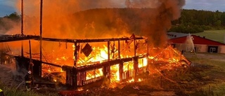 Se bilder från nattens dramatiska brand utanför Kisa – ladugård brann ner till grunden
