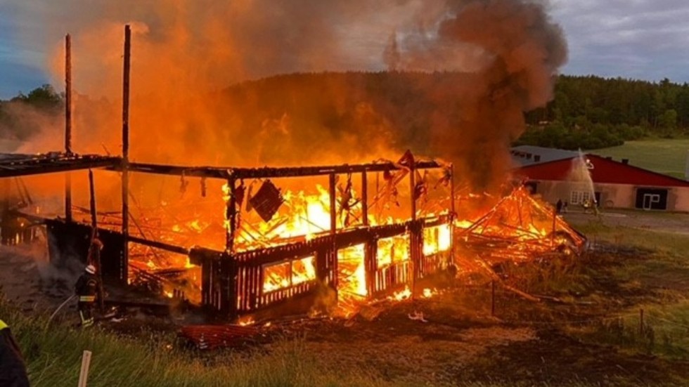 Hela ladugården brann upp till grunden. 