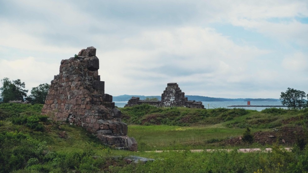 Ruiner av Bomarsunds fästning på Åland. Det ryska bygget sprängdes till spillror av britter och fransmän. Sedan dess är öarna demilitariserade.