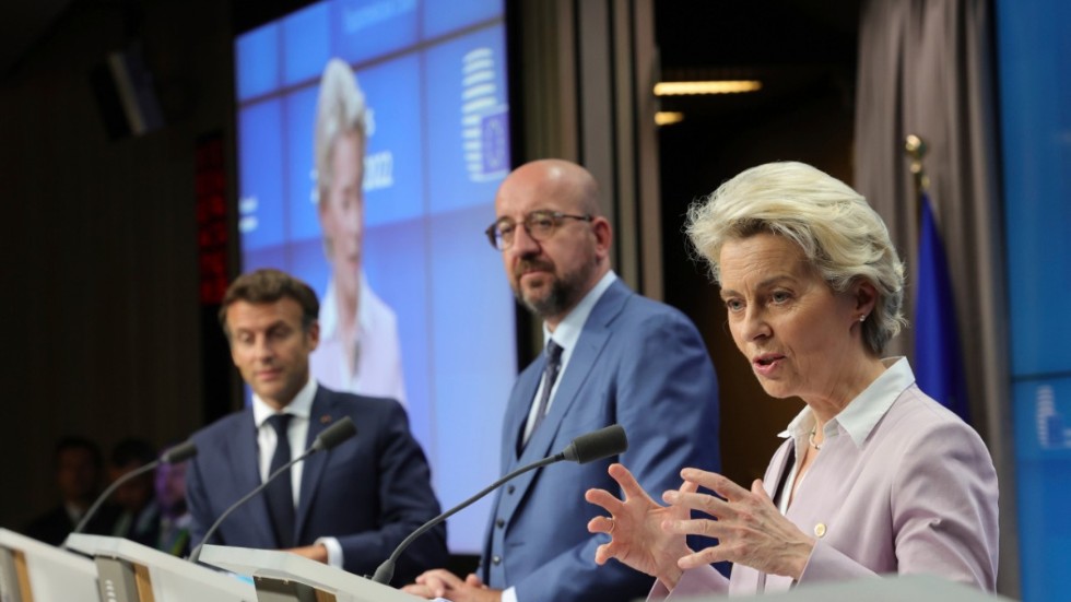 Frankrikes president Emmanuel Macron, EU:s rådsordförande Charles Michel och EU:s kommissionsordförande Ursula von der Leyen på presskonferens efter besluten om Ukraina och Moldavien.