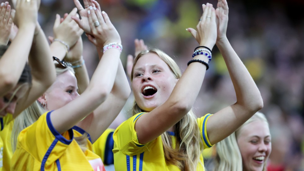 Publiken var högljudd på Friends arena.