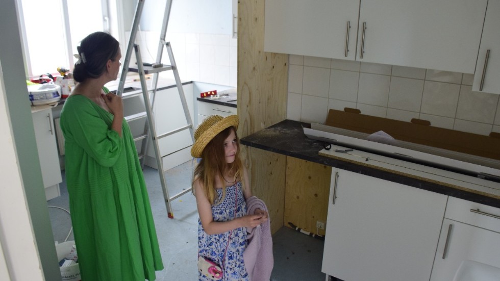 Anna Rixman och Mika Rixman tittar sig runt i det kök som håller på att ta form. 