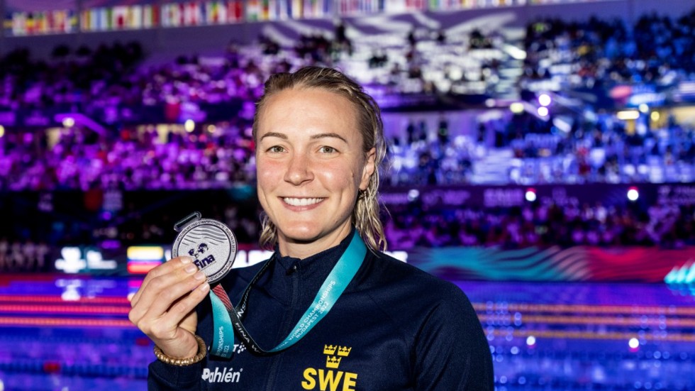 Sarah Sjöström visar upp sitt silver.