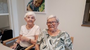 Anna-Lisa, 86, och Inga-Britt, 94, hyllar kritiserade boendet • "Man ska inte gnälla så mycket"