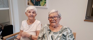 Anna-Lisa, 86, och Inga-Britt, 94, hyllar kritiserade boendet • "Man ska inte gnälla så mycket"