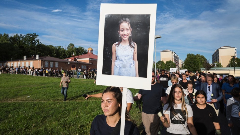 Ett blomstertåg till tolvåriga Adrianas minne på tvåårsdagen av mordet den 2 augusti 2020.