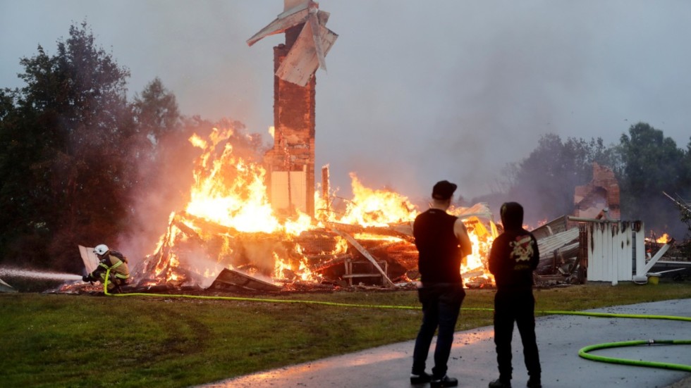 En kraftig brand utbröt i en lada i Gnarp i Hälsingland under måndagskvällen. Den spred sig sedan till ett bostadshus som brann ned.