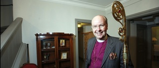 Biskop Johan Dalman viger präster och diakoner på söndag
