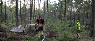 Gräsbrand utanför Uppsala: "Det pyr i marken"