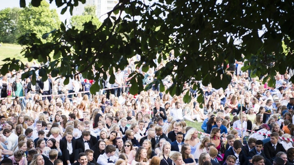 Fullt av glada elever på Vallarna i väntan på sommarlov. Arkivfoto