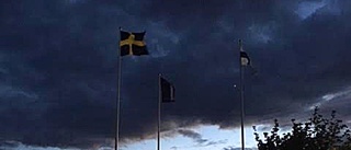 Flaggorna på helstång vid Rosvalla – mitt i natten