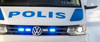 Somnade på motorhuv och hotade polisen – nu döms mannen