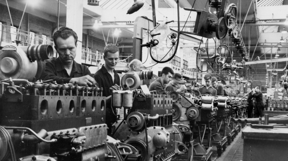 På 1960-talet förkortades arbetstiden för att slutligen 1973 bli 40-timmarsvecka. Dags att korta den ytterligare, menar insändarskribenterna.
Arkivbild från Scania-Vabis, (numera Saab Scania) där verkstadsarbetare monterar motorer till lastbilar i fabriken i Södertälje 1965.