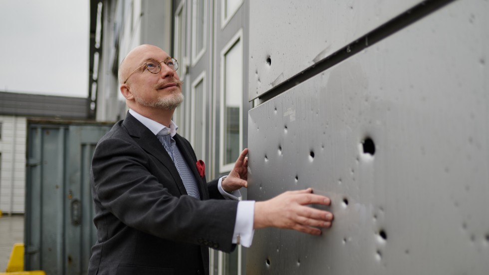 Scanias Ukrainachef Håkan Jyde inspekterar kulhål i fasaden på anläggningen i Butja. Han har bott i Ukraina sedan 2017.