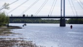 Arbetare ramlade ned i vattnet – fortfarande försvunnen