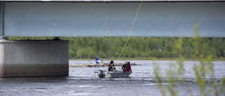 Dykare på plats vid bro i Piteå – söker efter broarbetaren