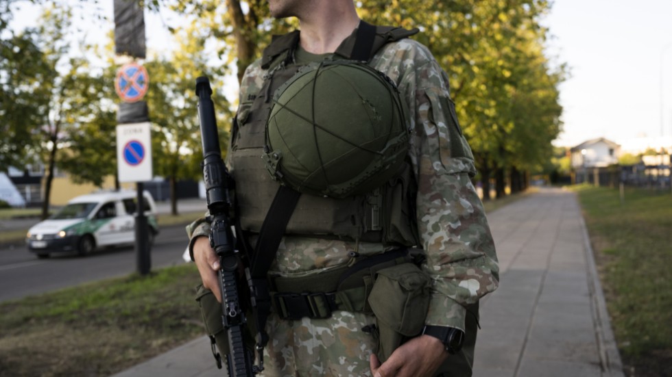 Militär och polis bevakar NATO-mötet på Litexpo.