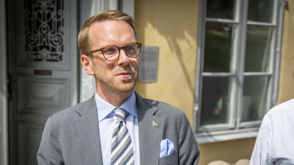 Andreas Carlson är bostadsminister i regeringen. Tillsammans med regeringsunderlagets övriga bostadspolitiska talespersoner vill Carlson ge byggföretagen bättre förutsättningar genom att höja avdraget för Reperation och Ombyggnad/Tillbyggnad - ROT.