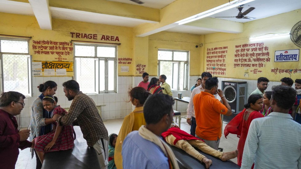 Människor söker vård på ett sjukhus i Ballia i Indien i värmens spår.