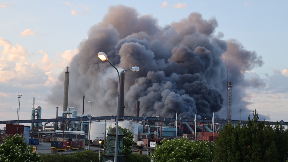 En kraftig brand rasade under tisdagen i Rönnskärsverken i Skelleftehamn.