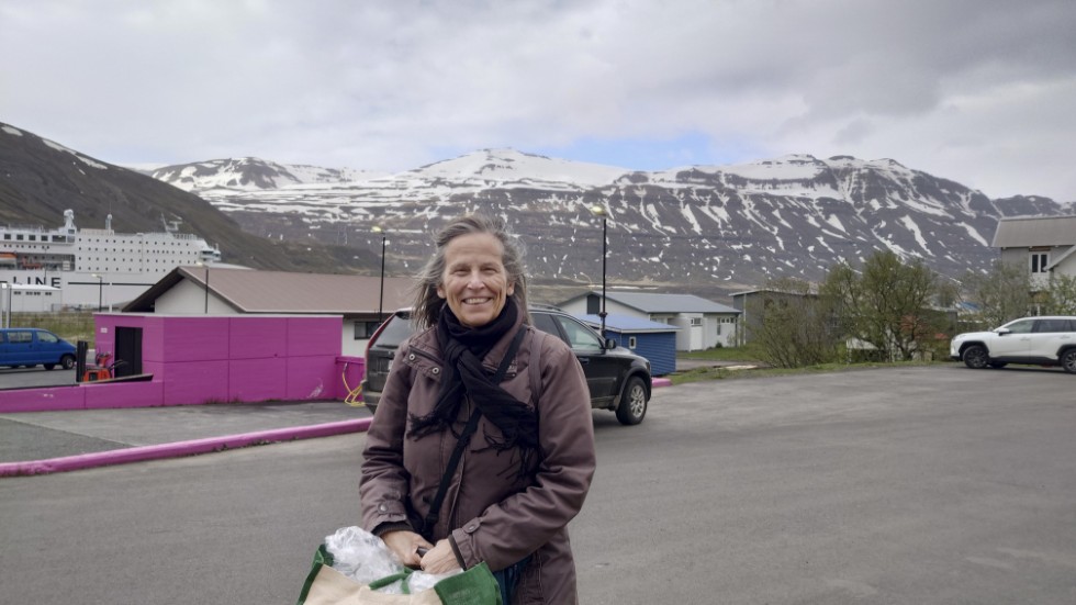 66-åriga Denise i Seydisfjördur, inför ombordstigningen på färjan till Danmark.