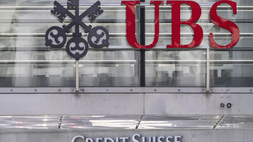 UBS tog över den krisande banken Credit Suisse och ska nu halvera dess personalstyrka. Arkivbild.