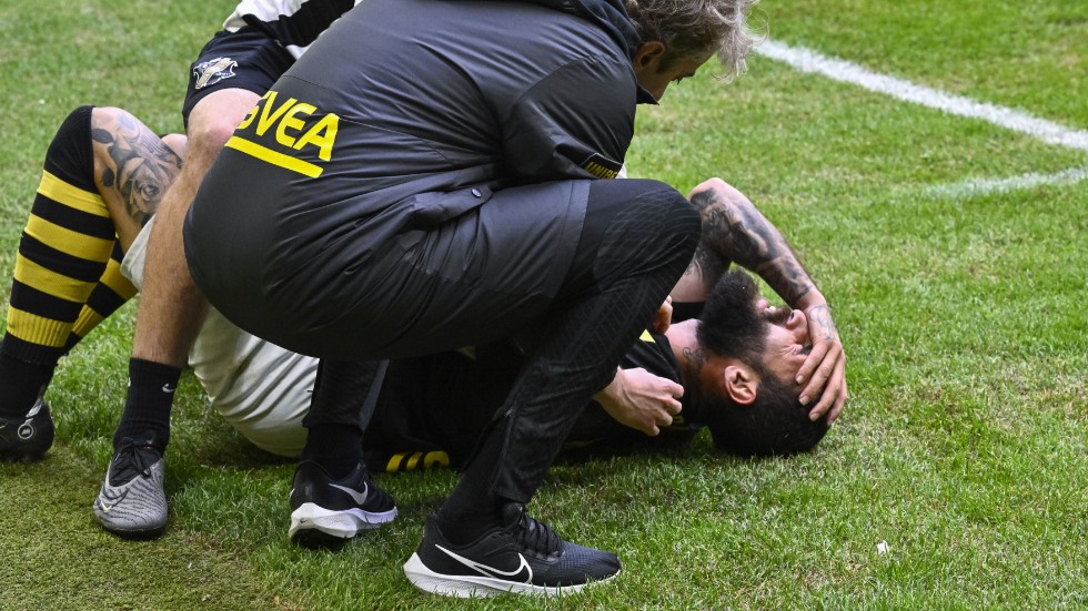 AIK-mittfältaren Jimmy Durmaz tvingades kliva av matchen mot Kalmar FF med en axelskada.