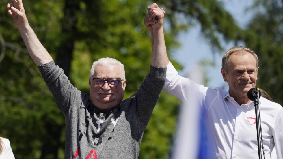 Polens tidigare president, fackföreningskämpen Lech Walesa (till vänster), som ledde landets första demokratiskt valda regering gick i spetsen för söndagens demonstration tillsammans med oppositionens ledare, den tidigare premiärministern Donald Tusk.