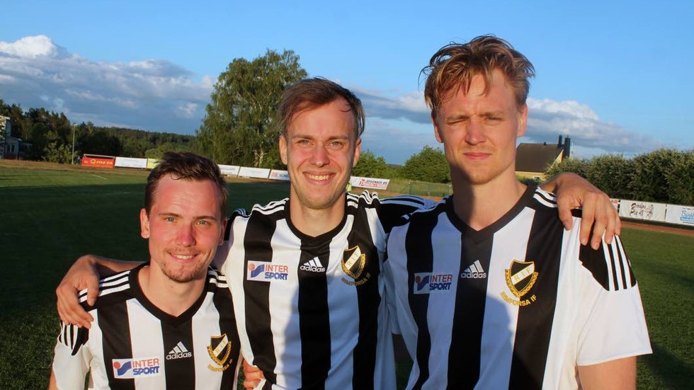 Målskyttar på Åsundavallen. Rimforsas Daniel Karlsson, Anders Ramstedt och Daniel Borgny njuter av seger och kvällssol efter 3–2 mot Malmslätt.