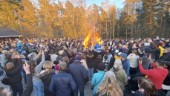 Hundratals samlades på Åsen för majbrasan