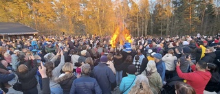 Hundratals samlades på Åsen för majbrasan