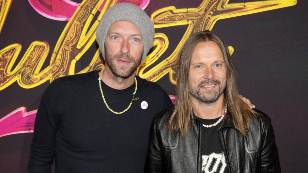 Max Martin, till höger, tillsammans med Coldplay-sångaren Chris Martin vid premiären av "&|Juliet" på Broadway i New York i höstas. Arkivbild.