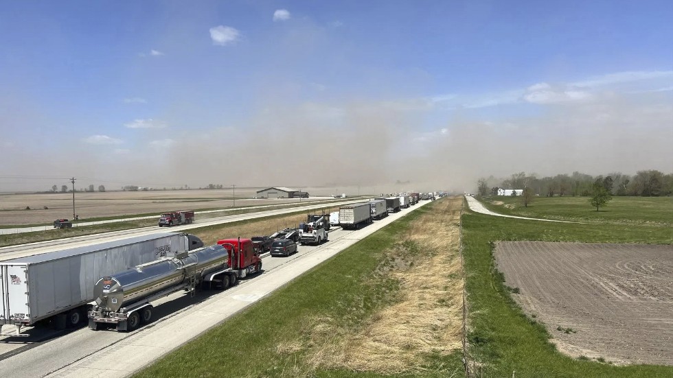 Långa köer efter masskrocken på Interstate 55 i Illinois.