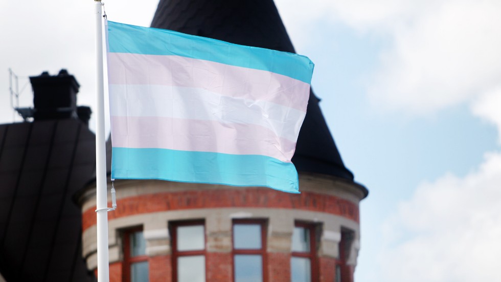 Transflaggan hissades på Rådhusbron i Eskilstuna i samband med Springpride ett tidigare år. RFSL tycker att kommunalrådens argument är tramsiga och att arbetet för transpersoners rättigheter inte hotar jämställdhetsarbetet.