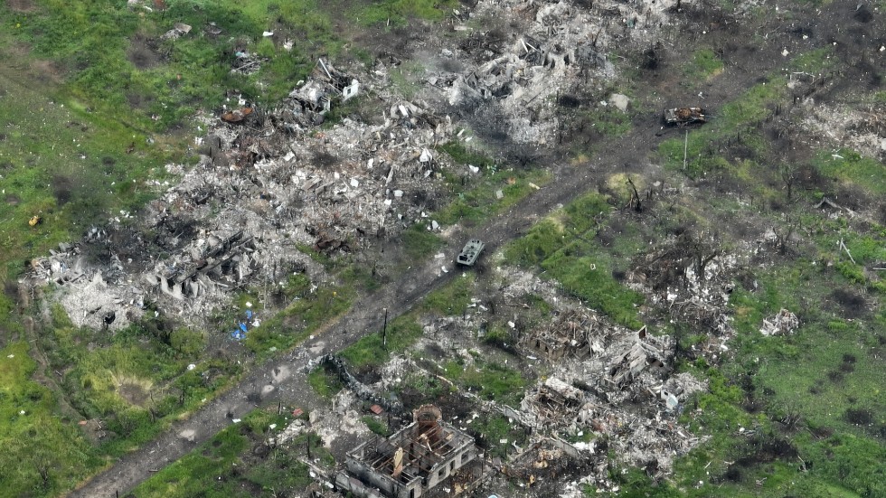 En översikt från luften av det som tidigare var ett bostadsområde i utkanten av staden Donetsk i östra Ukraina. Bilden togs på fredagen.