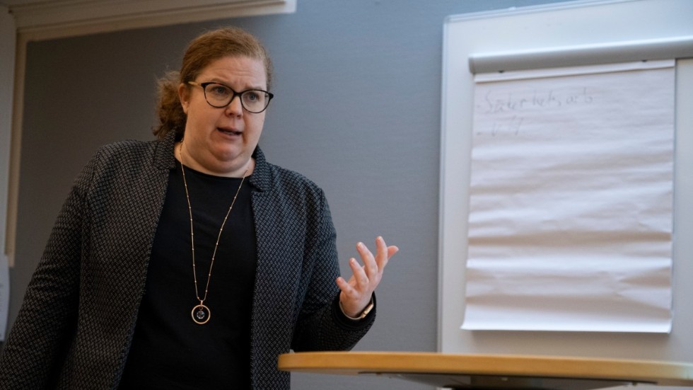 Helen Petersson, förskolechef i Linköping, försvarar förändringarna som just nu genomförs inom förskoleverksamheten. "Vi vill växla från en stor andel timanställd personal till att lösa bemanningen med tillsvidareanställda", säger hon.