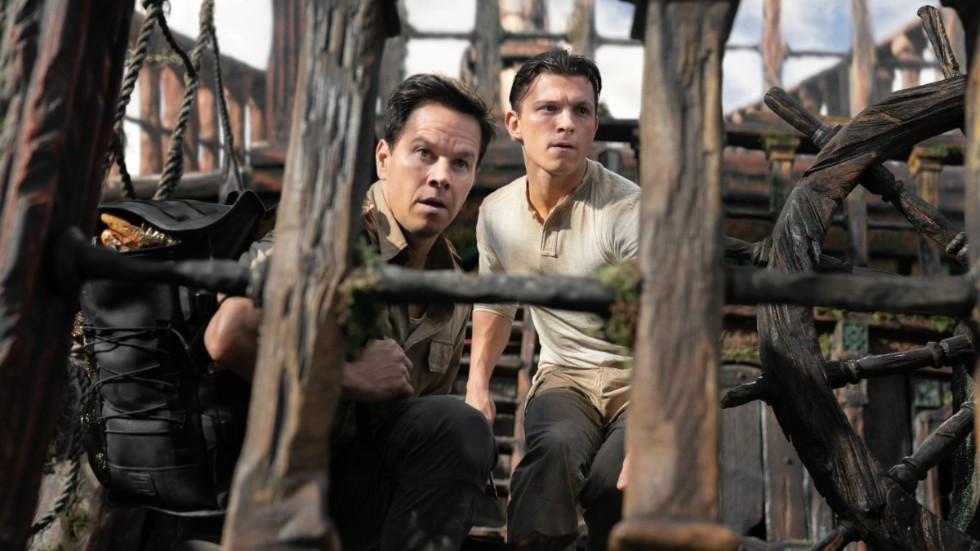 Victor (Mark Wahlberg) och Nathan (Tom Holland) letar förvunna skatter i tv-spelsbaserade äventyret "Uncharted".