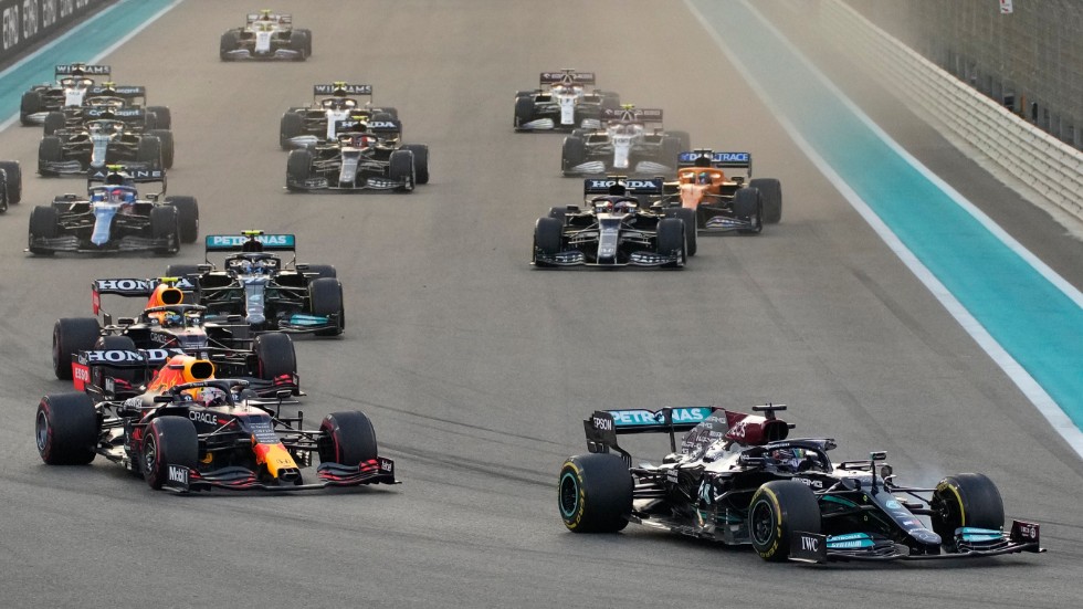 Lewis Hamilton i ledningen framför Max Verstappen i det avgörande loppet i Abu Dhabi den 12 december.