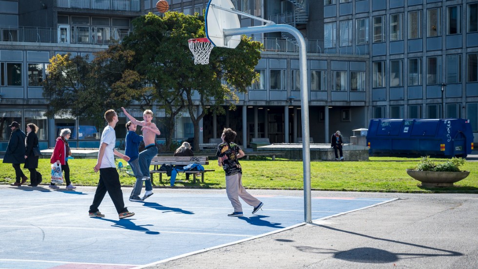 Insändarskribenten vill kunna spela basket med kompisarna i Strängnäs.