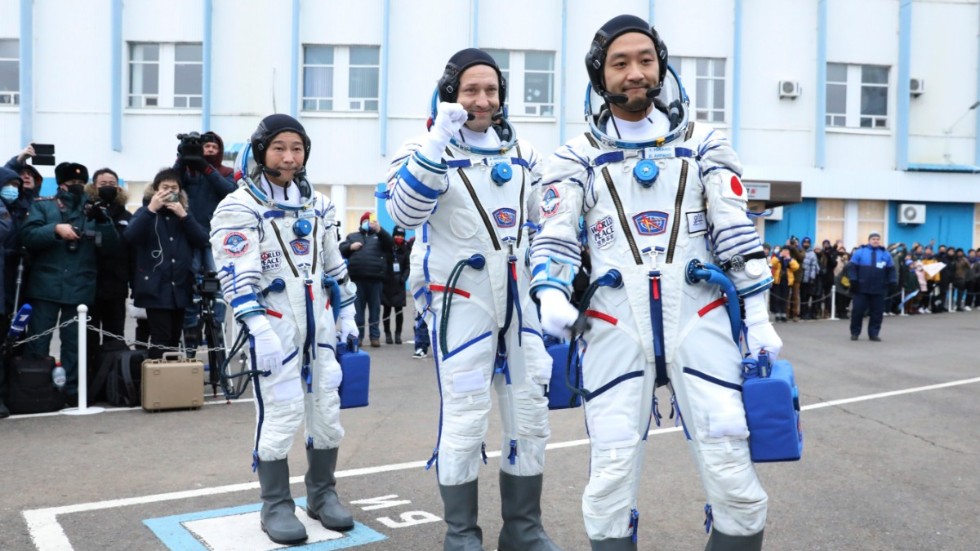 Yusaku Maezawa, Aleksandr Misurkin och Yozo Hirano inför avfärden.