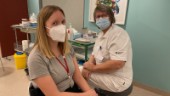 En timme på vaccinationsmottagningen: Inger har vaccinet i sin hand: "Jag vill göra samhällsnytta"