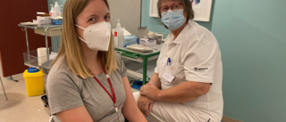 En timme på vaccinationsmottagningen: Inger har vaccinet i sin hand: "Jag vill göra samhällsnytta"