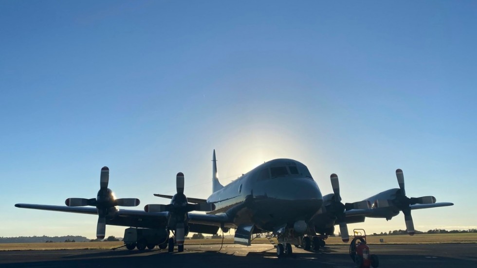 Ett militärplan väntar på basen i Auckland, Nya Zeeland, på att lyfta mot Tonga för att hjälpa myndigheterna där.