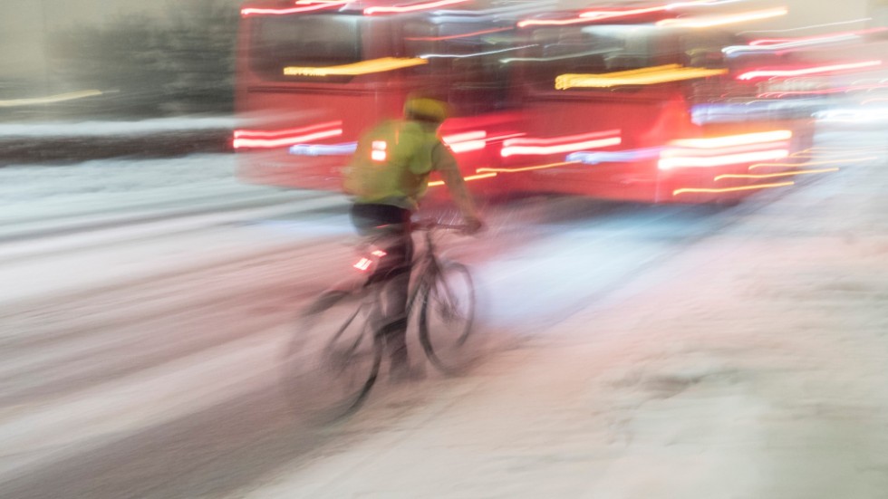 "Maria Bergström (boende längs 57an)" efterlyser satsningar på att de större länsvägarna görs mer tillgängliga för gående och cyklister.