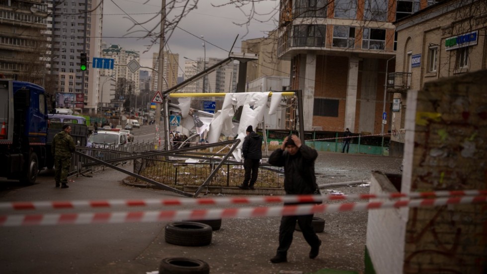 Poliser inspekterar sedan en rysk missil slagit ner i Kiev.