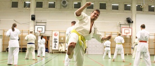 Andreas vill locka fler till favoritsporten – fixar karateläger