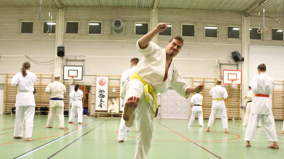 I tolv år har Andreas Ruhlander tränat karate i Linköpings budoklubb.Nu vill han locka flera, i samma situation som han själv, att börja träna.