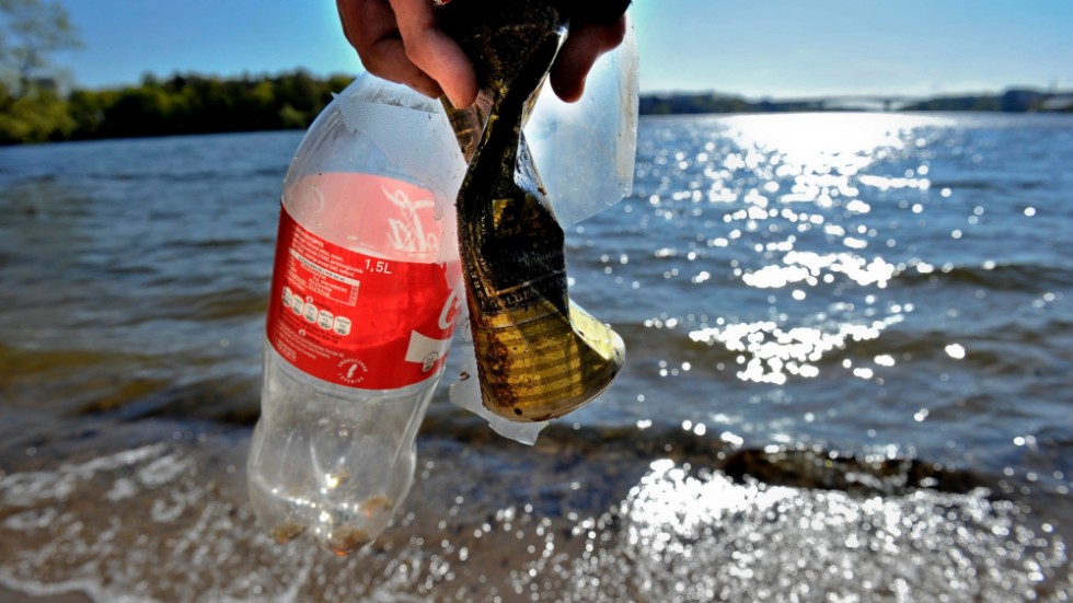 Ingen vill bada i ett hav där det flyter plast, menar Miljöpartiet, som uppmanar alla att plocka upp skräpet, särskilt på världsmiljödagen.