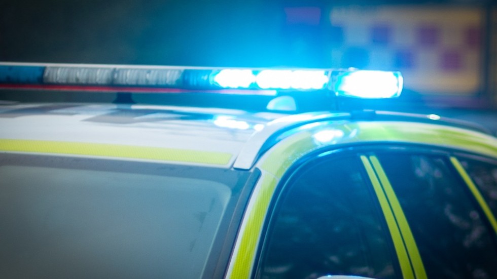 Polisen var på plats vid en fastighet på Drottninggatan i Vimmerby där det inträffat en skadegörelse natten mot lördagen.